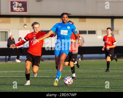 Il giocatore di Warrington Rylands, Edy Maieco, corre nel centrocampo inseguito da un difensore dello Stockport Town allo Stockport Sports Village su un campo 3G. Foto Stock