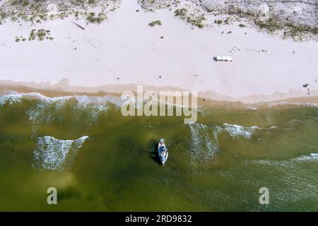 Vista aerea di una barca a vela sulla spiaggia di Fort Morgan, Alabama Foto Stock