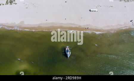 Vista aerea di una barca a vela sulla spiaggia di Fort Morgan, Alabama Foto Stock