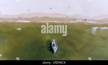 Vista aerea di una barca a vela sulla spiaggia di Fort Morgan, Alabama Foto Stock