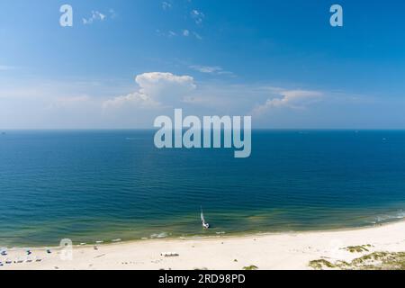 Vista aerea di una barca a vela sulla spiaggia di Fort Morgan, Alabama Foto Stock