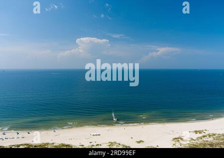 Vista aerea di una barca a vela sulla spiaggia di Fort Morgan, Alabama Foto Stock