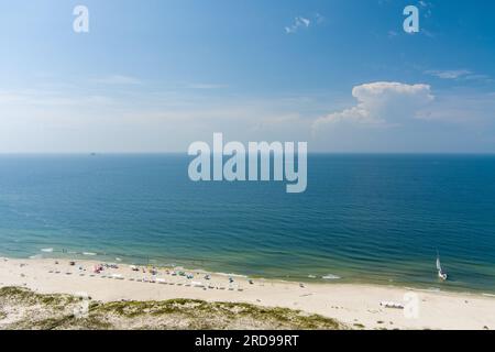 Vista aerea di una barca a vela sulla spiaggia di Fort Morgan, Alabama Foto Stock