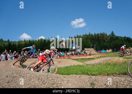 Karol Ostaszewski e Kirill Tarassov a turno veloce - 2023 UEC MTB Elite European Championships - European Games - Cracovia, Kraków/Krynica-Zdrój Foto Stock