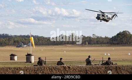 STATI UNITI Marines, tutti i controllori del traffico aereo con Marine Medium Tiltrotor Squadron 265 (Rein.), 31st Marine Expeditionary Unit, gestiscono le comunicazioni durante le operazioni di volo presso Shoalwater Bay Training area, Australia, 5 luglio 2023. Le continue comunicazioni permisero alla Marine Air-Ground Task Force di coordinare un punto di armamento e rifornimento in avanti, un'area di servizio di supporto al combattimento e un perimetro difensivo all'interno di una base di operazioni avanzate di spedizione. Il 31st MEU opera a bordo di navi dell'America Amphibious Ready Group nell'area operativa della 7th Fleet per migliorare l'interoperabilità Foto Stock