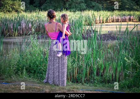 Donna e bambino che si godono la natura, lo stagno, Jericho Park, Vancouver, British Columbia, Canada Foto Stock