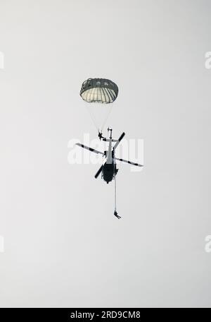 Reconnaissance Marines da partner e nazioni alleate paracadute da un U.S. Marine Corps UH-1Y Venom durante l'addestramento di linea statica di basso livello per UNITAS LXIV a Cartagena, Colombia, 18 luglio 2023. Durante L'UNITAS, i Marines della forza di ricognizione e delle forze speciali delle nazioni partner e alleate hanno condotto un addestramento multilaterale per le operazioni speciali che consiste nella pulizia delle stanze, nella ricerca e sequestro delle schede di visita, pattugliamento nella giungla, salto statico di linea basso livello, armi leggere e tattiche di sospensione delle funi di elicotteri. UNITAS, ospitata dalla Colombia quest’anno, è la multinazionale più longeva al mondo mar Foto Stock