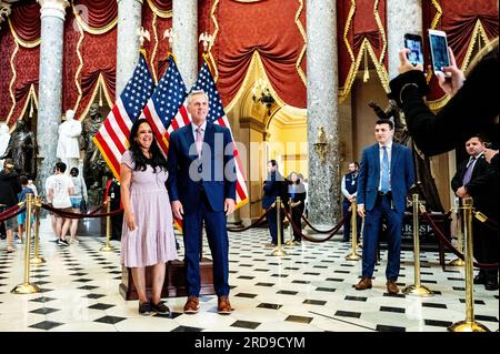 Washington, Stati Uniti. 19 luglio 2023. Il presidente della camera Kevin McCarthy (R-CA) in posa per le foto con i turisti al Campidoglio degli Stati Uniti. (Foto di Michael Brochstein/Sipa USA) credito: SIPA USA/Alamy Live News Foto Stock