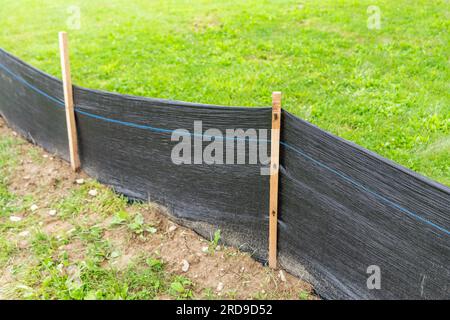 Tessuto Silt Fence con pali in legno installati prima dell'inizio della costruzione. Foto Stock