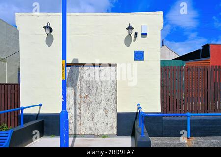 La stazione Newbiggin Cable House costruita nel 1868 il primo cavo telegrafico per telecomunicazioni dalla Scandinavia arrivò a riva qui contro il cielo blu profondo Foto Stock