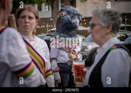 Londra, Regno Unito. 19 luglio 2023. I ballerini Brixton Tatterjacks e New Esperance Morris (nella foto) si esibiscono al pub Windmill su Clapham Common. New Esperance è una squadra femminile di danza inclusiva morris che esegue danze Cotswold. Originariamente fondato nel 1973 e ispirato dalle ragazze storiche dell'Espérance Club di Mary Neal, che erano giovani ballerine dall'inizio del 1900. Crediti: Guy Corbishley/Alamy Live News Foto Stock