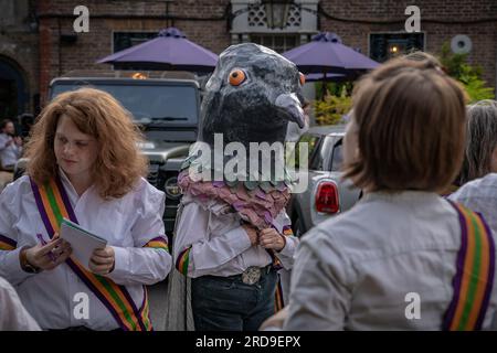 Londra, Regno Unito. 19 luglio 2023. I ballerini Brixton Tatterjacks e New Esperance Morris (nella foto) si esibiscono al pub Windmill su Clapham Common. New Esperance è una squadra femminile di danza inclusiva morris che esegue danze Cotswold. Originariamente fondato nel 1973 e ispirato dalle ragazze storiche dell'Espérance Club di Mary Neal, che erano giovani ballerine dall'inizio del 1900. Crediti: Guy Corbishley/Alamy Live News Foto Stock