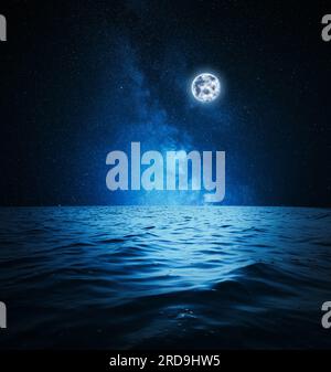 Pittoresco cielo stellato con luna piena sul mare di notte Foto Stock