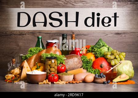 Dash dieta (approcci alimentari per fermare l'ipertensione). Molti alimenti sani diversi su tavola grigia Foto Stock