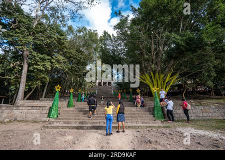 Tegucigalpa, Francisco Morazan, Honduras - 11 dicembre 2022: La gente si ferma sulle scale di una riproduzione di una piramide nel Parco "El Picacho" con molti pezzi Foto Stock