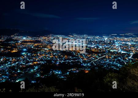 Ampio panoramico colorato Tegucigalpa Night Cityscape Long Exposure Shot con nuvole sfocate Foto Stock