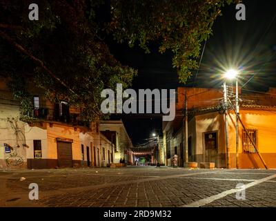 Tegucigalpa, Francisco Morazan, Honduras - 11 dicembre 2022: Empty Old Colonial Street presso il Manuel Bonilla National Theater nel centro di Tegucigalpa Foto Stock