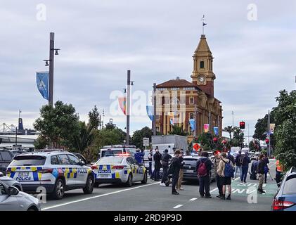 Auckland, nuova Zelanda. 20 luglio 2023. Una strada vicino al sito di un incidente di pistola è chiusa ad Auckland, in nuova Zelanda, il 20 luglio 2023. Tre persone, tra cui il pistolero, sono morte e altre sei sono rimaste ferite in un "grave" incidente di pistola ad Auckland, una città dell'Isola del Nord della nuova Zelanda, ha dichiarato giovedì il primo ministro Chris Hipkins. Crediti: Wei Hua/Xinhua/Alamy Live News Foto Stock