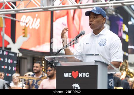 Times Square, New York, NY 19 luglio 2023, Eric Adams alla conferenza stampa per il sindaco Adams, MTA, e WELOVENYC Launch First-Ever Music Under New York Riders' Choice Award, Times Square, New York, 19 luglio 2023. Credito: Brazil Photo Press/Alamy Live News Foto Stock