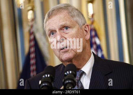 Tom Vilsack, Segretario dell'Agricoltura degli Stati Uniti, interviene mentre il presidente Joe Biden convoca una riunione del suo Consiglio della concorrenza per annunciare nuove azioni da parte della sua Amministrazione per aumentare la concorrenza nell'economia americana, abbassare i prezzi per i consumatori, E aiutare imprenditori e piccole imprese a prosperare, nella State Dining Room alla Casa Bianca di Washington, DC il 19 luglio 2023. Credito: Samuel Corum/Pool tramite CNP/MediaPunch Foto Stock