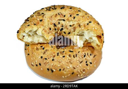 Cracker rotondi croccanti bastoncini ricoperti di sesamo, finocchio, anice e semi di baraka da semi neri o nigella sativa, appena sfornati e pronti Foto Stock