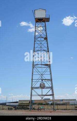 Una replica di “Gadget”, il primo dispositivo atomico testato, è appesa a una replica della torre d’acciaio di 100 metri usata durante il test presso il Trinity Site presso la White Sands Missile Range, New Mexico, è esposta al National Museum of Nuclear Science & History il 19 luglio, 2023 ad Albuquerque, New Mexico. Il film "Oppenheimer", diretto da Christopher Nolan, è previsto per l'uscita il 21 luglio 2023 e ha stimolato un aumento del turismo atomico in cui i visitatori imparano a conoscere l'età atomica visitando siti significativi nella storia atomica e musei con artefatti nucleari secondo un recente muro Foto Stock