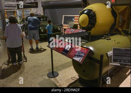 Albuquerque, Stati Uniti. 19 luglio 2023. La gente visita il Museo Nazionale di Scienza e storia nucleare il 19 luglio 2023 ad Albuquerque, New Mexico. Il film “Oppenheimer”, diretto da Christopher Nolan, è in uscita il 21 luglio, 2023 e ha stimolato un aumento del turismo atomico in cui i visitatori imparano a conoscere l'era atomica visitando siti significativi nella storia atomica e musei con manufatti nucleari secondo una recente storia del Wall Street Journal. (Foto di Sam Wasson/Sipa USA) credito: SIPA USA/Alamy Live News Foto Stock