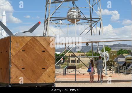 Una coppia si trova di fronte a una replica di “Gadget”, il primo dispositivo atomico testato, Che è appesa a una replica della torre in acciaio di 100 piedi che è stata utilizzata durante il test presso il Trinity Site presso la White Sands Missile Range, New Mexico è esposta al National Museum of Nuclear Science & History il 19 luglio 2023 ad Albuquerque, New Mexico. Il film "Oppenheimer", diretto da Christopher Nolan, è in uscita il 21 luglio 2023 e ha stimolato un aumento del turismo atomico in cui i visitatori imparano a conoscere l'era atomica visitando siti significativi nella storia atomica e musei con arte nucleare Foto Stock