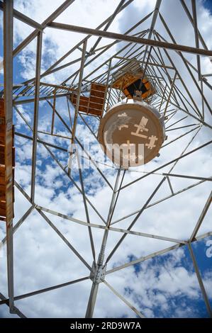 Una replica di “Gadget”, il primo dispositivo atomico testato, è appesa a una replica della torre d’acciaio di 100 metri usata durante il test presso il Trinity Site presso la White Sands Missile Range, New Mexico, è esposta al National Museum of Nuclear Science & History il 19 luglio, 2023 ad Albuquerque, New Mexico. Il film "Oppenheimer", diretto da Christopher Nolan, è previsto per l'uscita il 21 luglio 2023 e ha stimolato un aumento del turismo atomico in cui i visitatori imparano a conoscere l'età atomica visitando siti significativi nella storia atomica e musei con artefatti nucleari secondo un recente muro Foto Stock