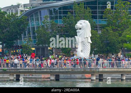 La statua di Merlion, simbolo nazionale di Singapore, su Marina Bay nel centro della Repubblica di Singapore. Foto Stock