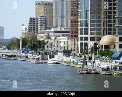 Cairo, Egitto, giugno 29 2023: Il fiume Nilo d'Egitto con edifici moderni e ponti lungo la riva del Nilo e la passeggiata egiziana sulla costa del fiume Foto Stock