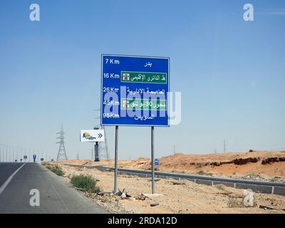 Cairo, Egitto, giugno 30 2023: Un cartello informativo sull'autostrada Suez Cairo mostra indicazioni stradali, Badr City, New Capital, circonvallazione regionale, Foto Stock