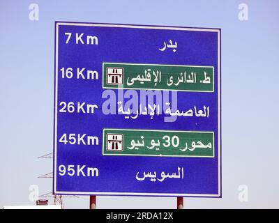 Cairo, Egitto, giugno 30 2023: Un cartello informativo sull'autostrada Suez Cairo mostra indicazioni stradali, Badr City, New Capital, circonvallazione regionale, Foto Stock