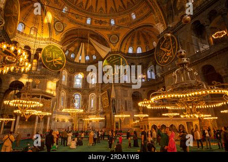 Gli interni di Hagia Sophia includono nave e altare, mihrab e minbar a Sultanahmet, nella storica città di Istanbul, Turchia. Le aree storiche di Istanbul sono un Foto Stock