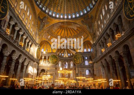 Gli interni di Hagia Sophia includono nave e altare, mihrab e minbar a Sultanahmet, nella storica città di Istanbul, Turchia. Le aree storiche di Istanbul sono un Foto Stock