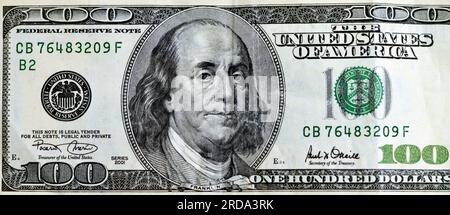 Grande frammento del lato dritto del 100 serie di banconote da cento dollari 2001 con il ritratto del presidente Benjamin Franklin, vintage r Foto Stock