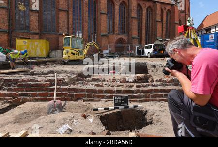 Winsen, Germania. 17 luglio 2023. L'archeologo Jochen Brandt del Museo Archeologico di Amburgo documenta gli scavi sul piazzale della chiesa di St Chiesa di Maria a Winsen/Luhe (distretto di Harburg). Prima che venga eretta una fontana come parte della riqualificazione del centro cittadino di "Winsen 2030", la storia dell'edificio viene decifrata qui. Fin dal Medioevo, il municipio e il campanile comunale sono stati collocati in questo sito. (A dpa: ''Like a puzzle' - Special Excavation in Winsen's City centre') crediti: Ulrich Perrey/dpa/Alamy Live News Foto Stock