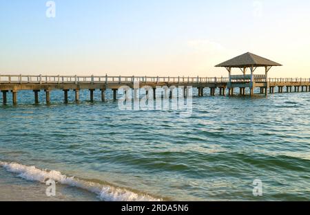 Lungo molo di legno sul mare blu tropicale ventoso Foto Stock