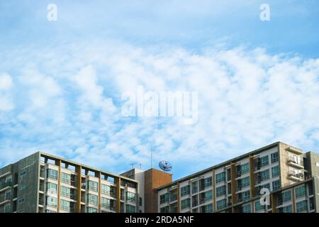 Bellissime nuvole che si diffondono su Light Blue Sky sopra i grattacieli Foto Stock