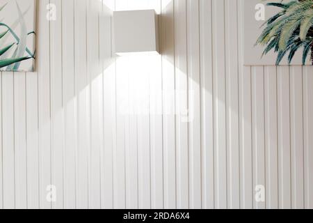 Luci da parete in camera, sfondi per pubblicità e tappezzeria in oggetti di scena e scene della stanza. Immagini reali nelle idee di decorazione Foto Stock