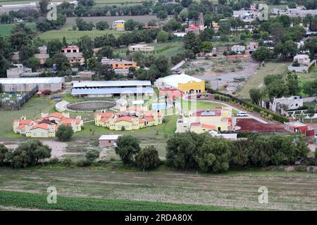 Vista aerea del campo urbano, delle case e della vegetazione nella città di San Juan Teotihuacan in Messico Foto Stock