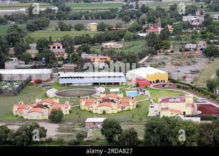 Vista aerea del campo urbano, delle case e della vegetazione nella città di San Juan Teotihuacan in Messico Foto Stock