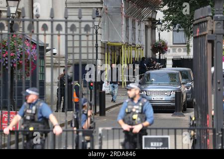 Londra, Regno Unito. 18 luglio 2023. Le auto ministeriali partono da Downing Street, Londra, Regno Unito Foto Stock