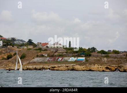 Sebastopoli, Crimea. 26 settembre 2021. Nella foto, puoi vedere il porto di Sebastopoli con la bandiera russa. È la sede della Black Sea Fleet. Crediti: Katrina Kochneva/ZUMA Wire/Alamy Live News Foto Stock