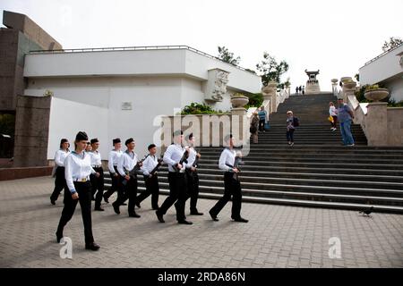 Sebastopoli, Crimea. 26 settembre 2021. Giovani studenti della Marina marciano nel centro della città. Crediti: Katrina Kochneva/ZUMA Wire/Alamy Live News Foto Stock