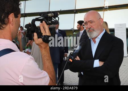 Modena, 4 luglio 2023, intervista pubblica a un evento di beneficenza presso il MEF di Modena di Stefano Bonaccini, presidente della Regi Emilia-Romagna Foto Stock