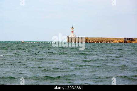 Sebastopoli, Crimea. 26 settembre 2021. Faro sulla riva di Sebastopoli. Faro sul Mar Nero. Crediti: Katrina Kochneva/ZUMA Wire/Alamy Live News Foto Stock