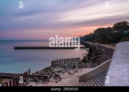 Vista della spiaggia del Mar Baltico a Svetlogorsk all'alba. Regione di Kaliningrad. Russia Foto Stock