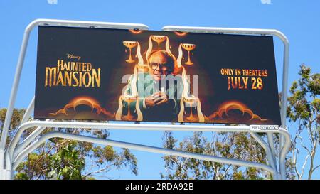 West Hollywood, California, USA 19 luglio 2023 Disney Haunted Mansion Billboard su Sunset Blvd il 19 luglio 2023 a West Hollywood, California, USA. Foto di Barry King/Alamy Stock Photo Foto Stock