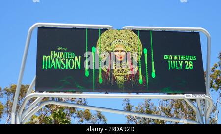 West Hollywood, California, USA 19 luglio 2023 Disney Haunted Mansion Billboard su Sunset Blvd il 19 luglio 2023 a West Hollywood, California, USA. Foto di Barry King/Alamy Stock Photo Foto Stock